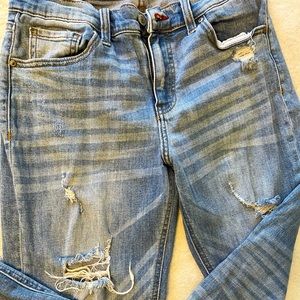 Boyfriend jeans. Mid rise.